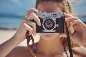 persona che scatta una foto da ottimizzare per il web